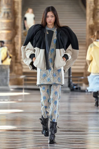 Look 10